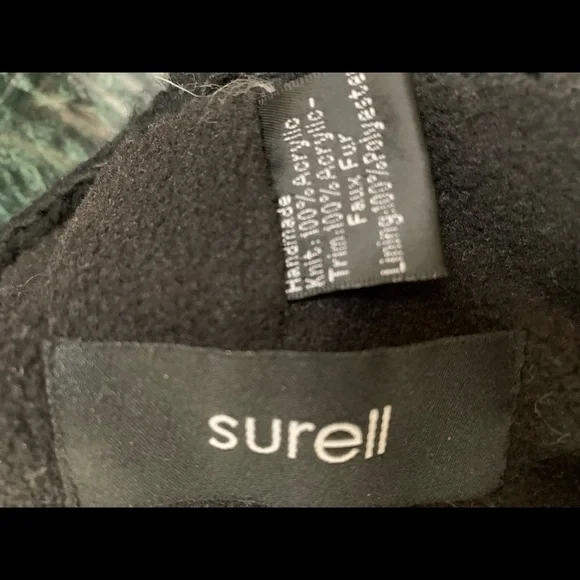 Surell hand sewn crocheted black hat w/ faux fur Pom - Picture 3 of 4